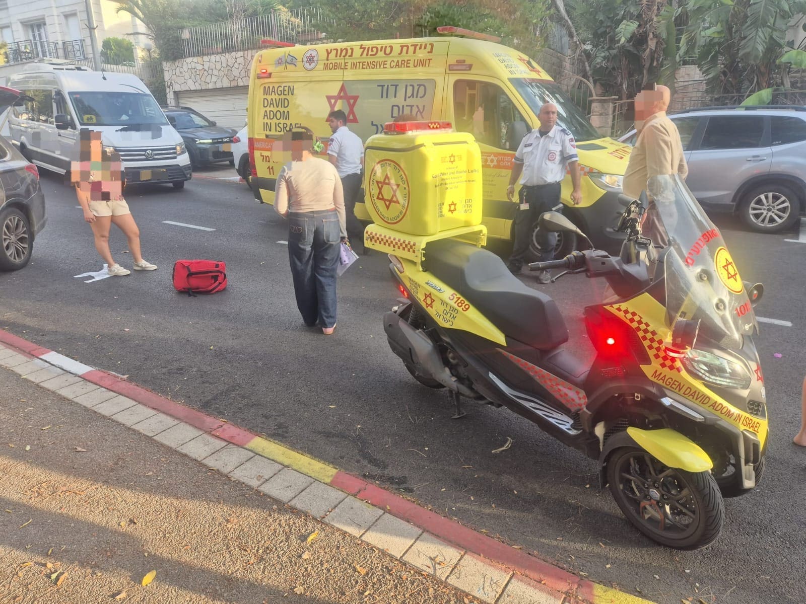 נערה בת 12 נפגעה מרכב ברחוב דניה בחיפה ופונתה במצב קשה 13/10/26 (צילום: תיעוד מבצעי מד״א)