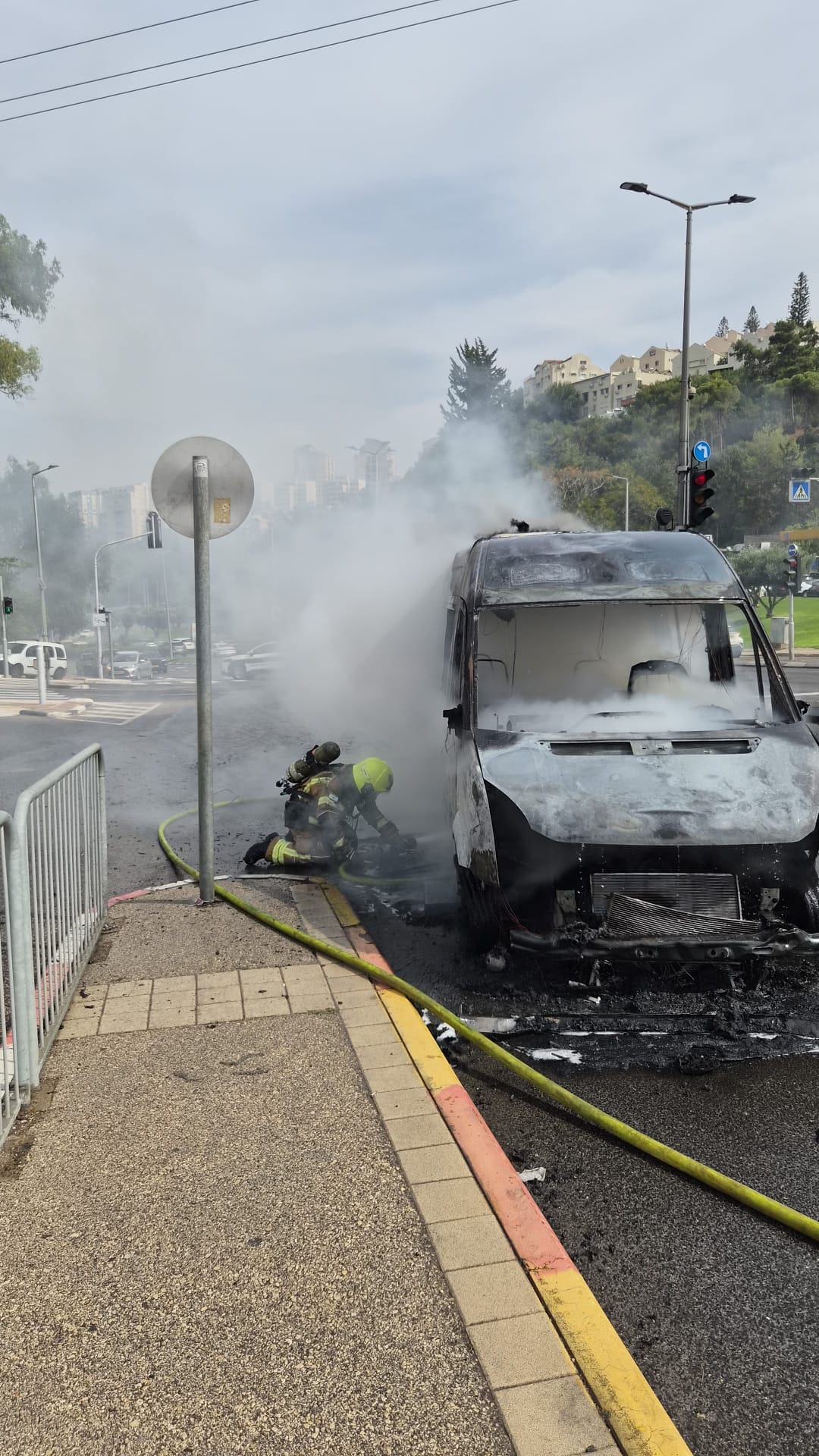 מיניבוס נשרף כליל בדרך פיקא סמוך להיכל הספורט רוממה בחיפה - דוברות כבאות והצלה לישראל | מחוז חוף 14/10/26 (צילום: כבאות והצלה לישראל)