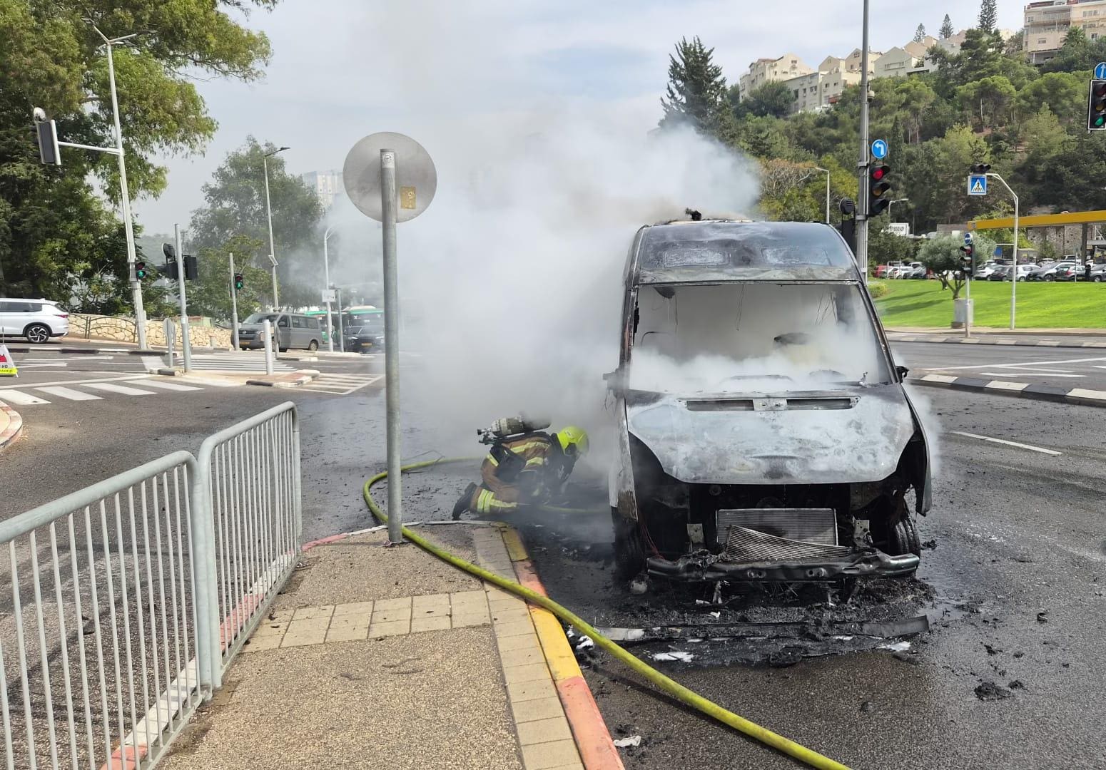 מיניבוס נשרף כליל בדרך פיקא סמוך להיכל הספורט רוממה בחיפה - דוברות כבאות והצלה לישראל | מחוז חוף 14/10/26 (צילום: כבאות והצלה לישראל)