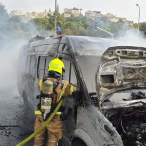 מיניבוס נשרף כליל בדרך פיקא סמוך להיכל הספורט רוממה בחיפה - דוברות כבאות והצלה לישראל | מחוז חוף 14/10/26 (צילום: כבאות והצלה לישראל)