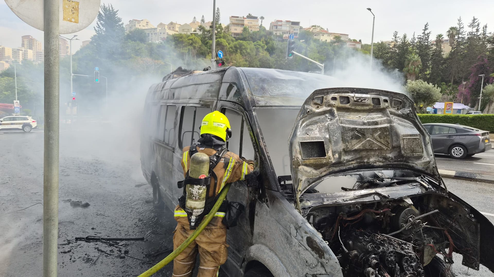 מיניבוס נשרף כליל בדרך פיקא סמוך להיכל הספורט רוממה בחיפה - דוברות כבאות והצלה לישראל | מחוז חוף 14/10/26 (צילום: כבאות והצלה לישראל)