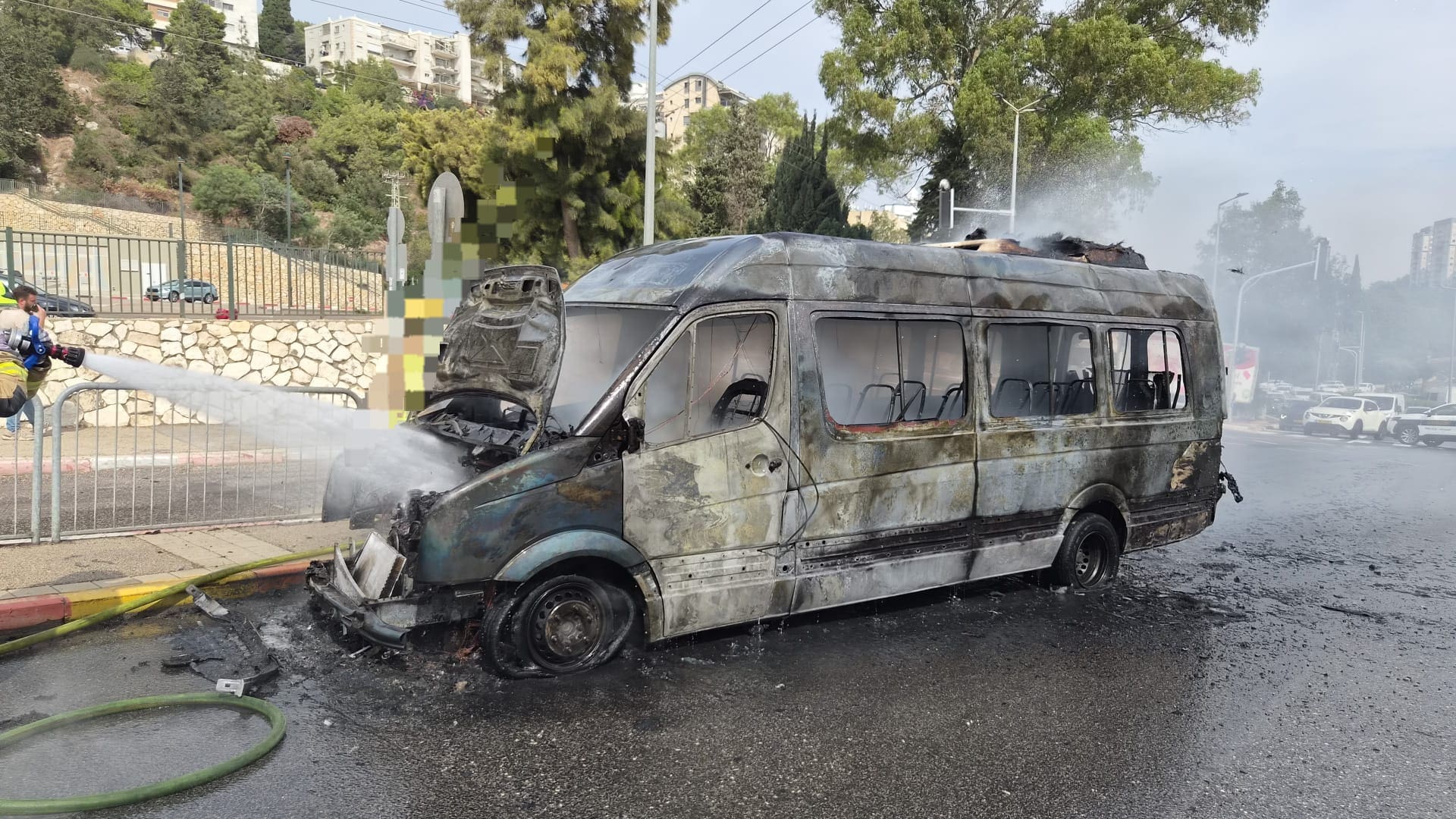 מיניבוס נשרף כליל בדרך פיקא סמוך להיכל הספורט רוממה בחיפה - דוברות כבאות והצלה לישראל | מחוז חוף 14/10/26 (צילום: כבאות והצלה לישראל)