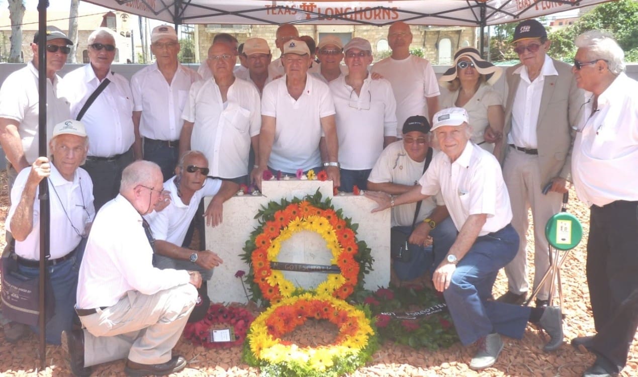חברי 'שורש' שבאו בנחישות לכבד את המעמד בחולצות לבנות(צילום: אילן סגל)