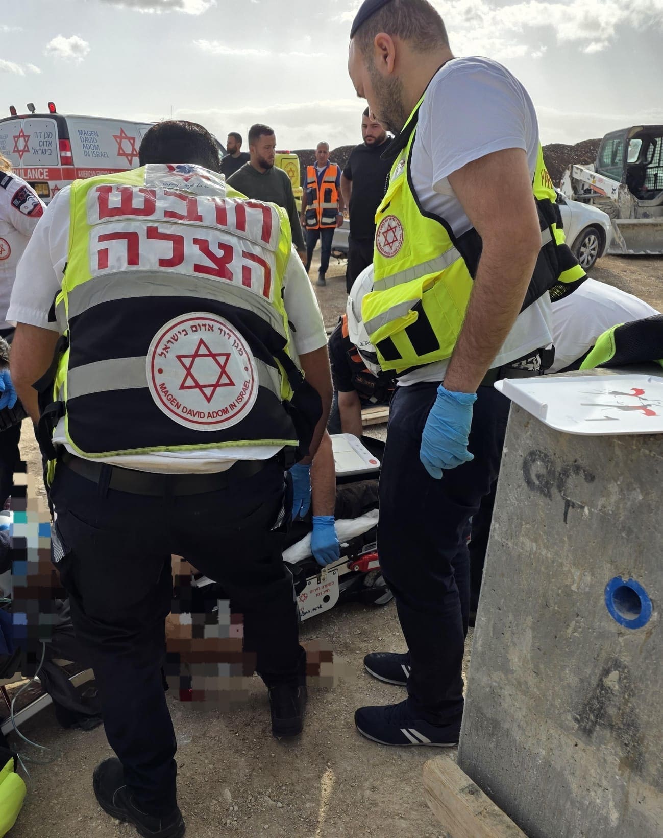 פועל כבן 60 התמוטט באתר בנייה בקריית אתא וחייו ניצלו בזכות החייאה 15/10/26 (צילום: דוברות הצלה)