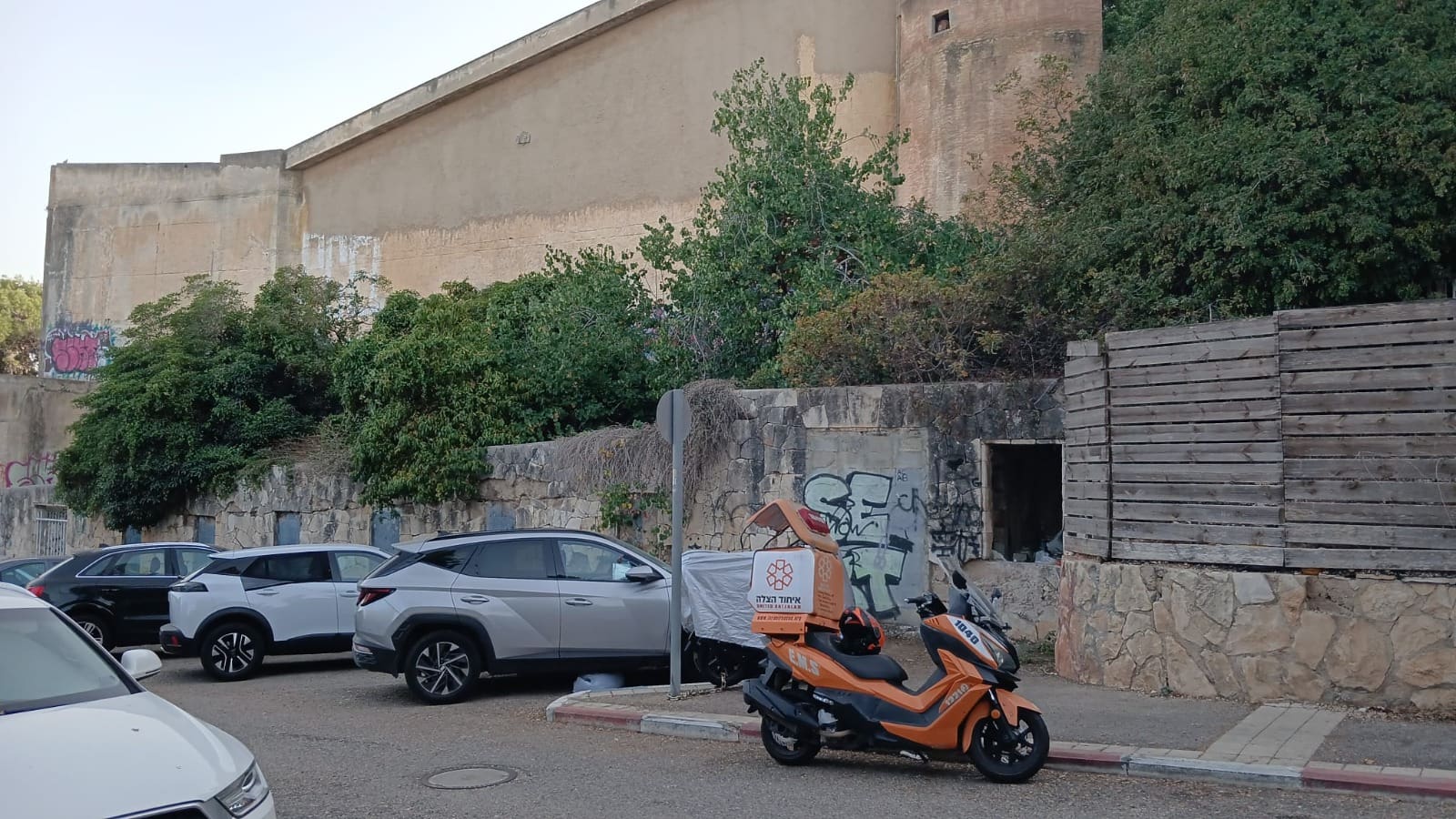 בת 12 נפלה מגובה במבנה נטוש בחיפה ופונתה לבית החולים 15/10/26 (צילום: דוברות איחוד הצלה - מחוז מרכז)