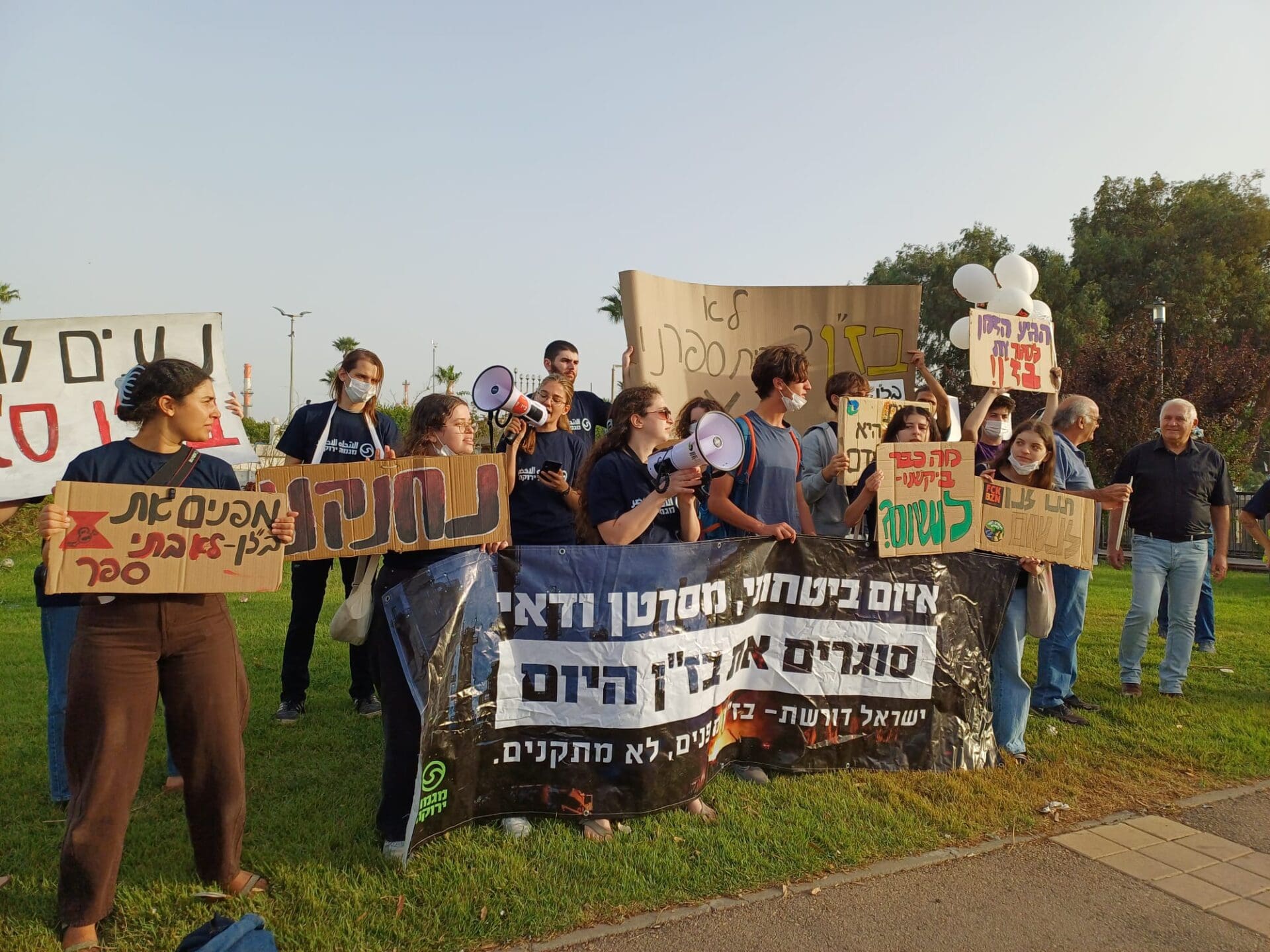 עשרות הפגינו מול בתי הזיקוק בחיפה בדרישה לסגור את המפעל 15/10/26 (צילום: עליזה ברקן)