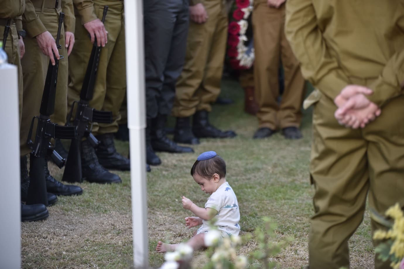 מתוך התערוכה 'מראית עין' במוזיאון העיר חיפה (צילום: שרון צור, טקס הלוויה של אריאל לובלינר זל, אוגוסט 2025, ידיעות אחרונות)