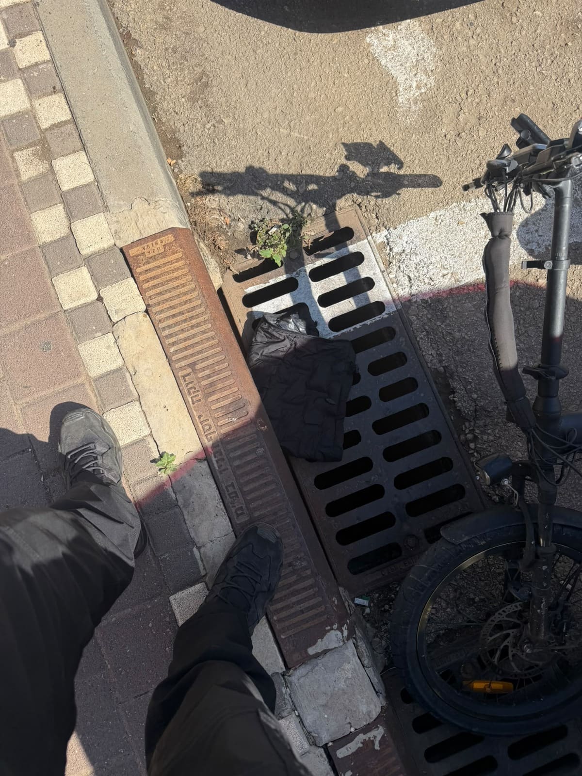 טירת כרמל: ניסה להימלט מהשיטור המקומי – נתפס עם חומר החשוד כסם ואלה נשלפת 19/10/26 (צילום: דוברות עיריית טירת כרמל)