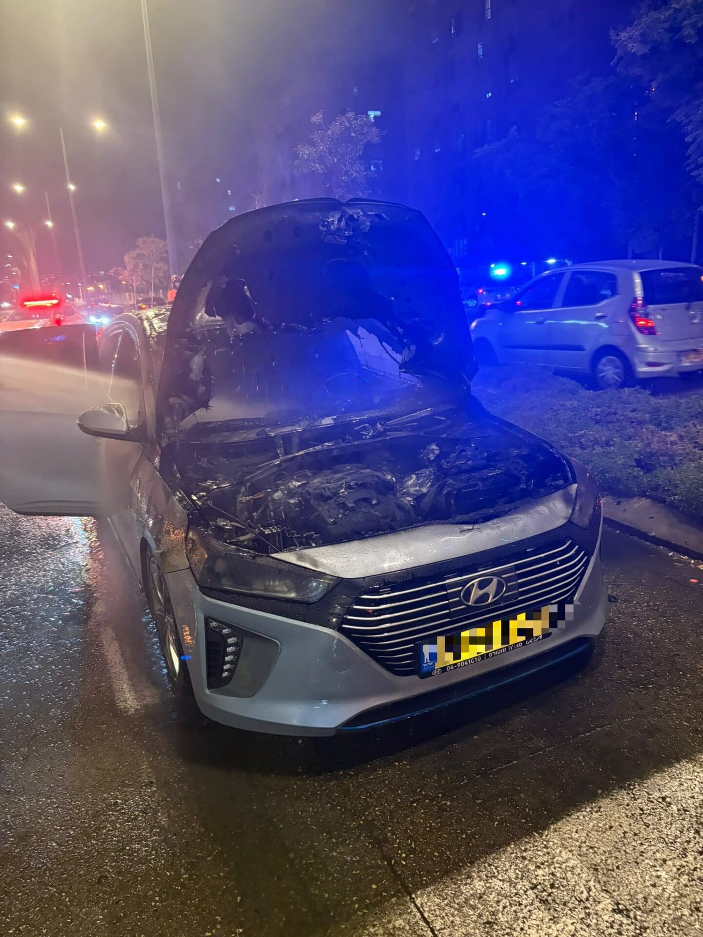 רכב היברידי עלה באש ברחוב זבולון בקריית אתא 19/10/26