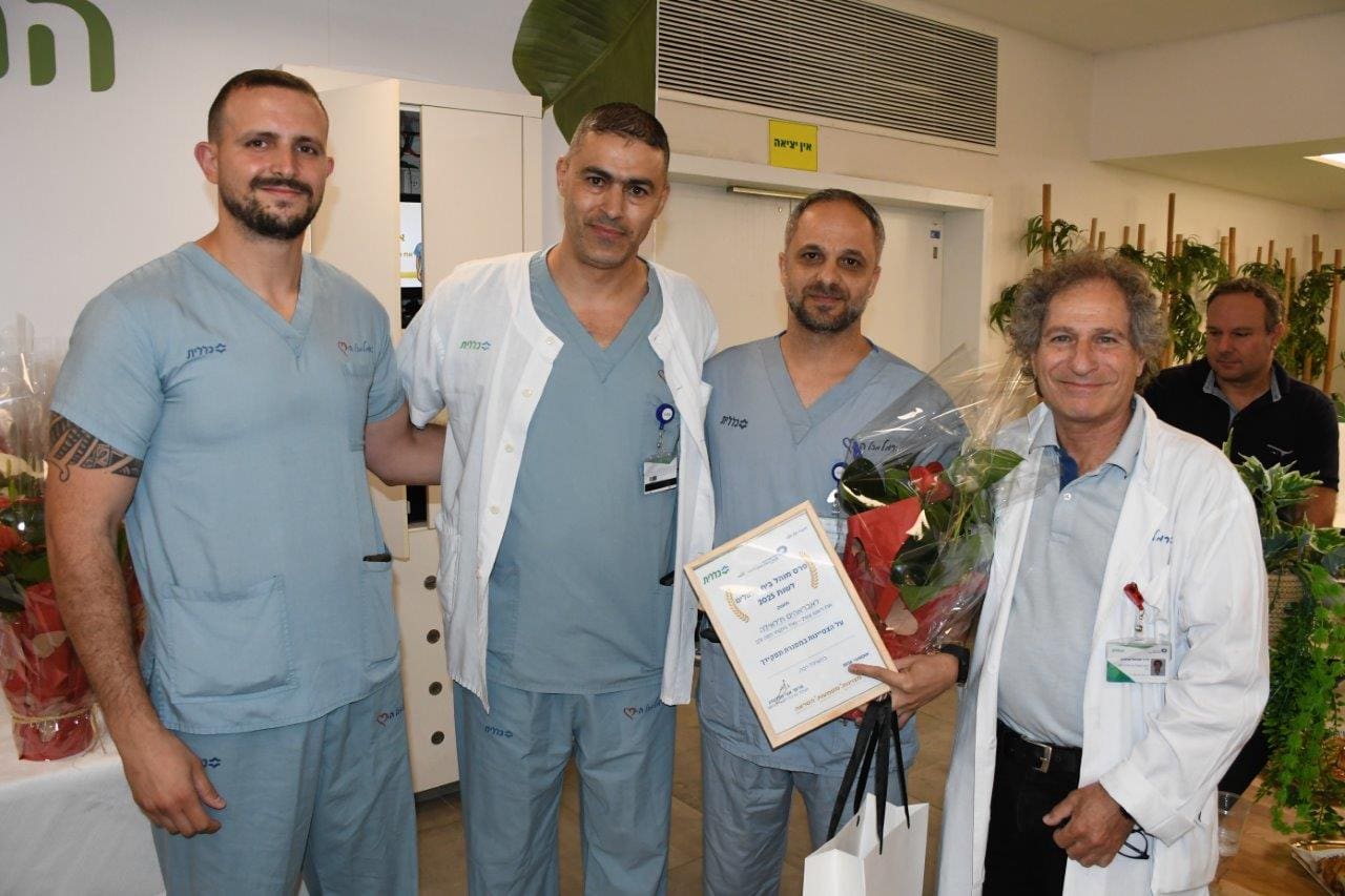 איברהים חלילה מניתוחי חזה ולב זוכה פרס הוקרה (צילום: ירון חזן - דוברות כרמל)