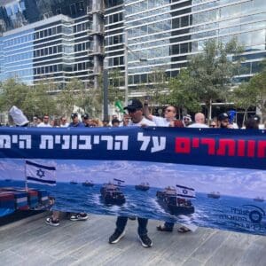 "עם ביטחון המדינה לא משחקים" • עובדי צים מפגינים בתל אביב נגד פירוק ומכירת החברה – צפו