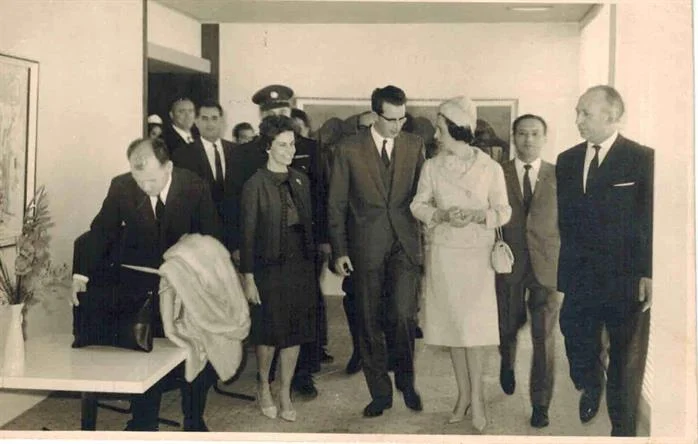 המלך בודואן והמלכה פביאולה מבלגיה מגיעים למלון דן כרמל בחיפה במהלך ביקורם הרשמי בישראל בשנת 1964 (צילום: באדיבות יהושע המרמן, ארה״ב)