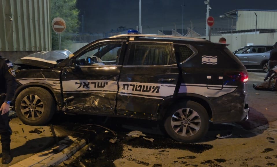 הרכב המשטרתי שנפגע בתאונה (צילום: עלאא קדאדו)
