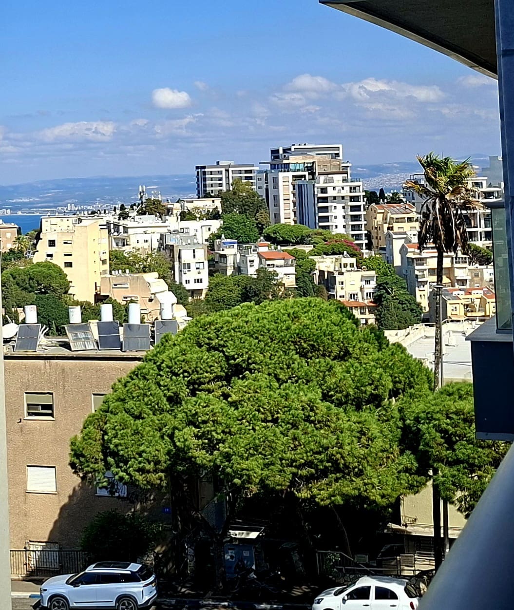בבית יוסקה רובין - מבט מהמרפסת לכיוון מפרץ חיפה (צילום: רחלי אורבך)
