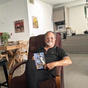 יוסקה רובין - עם הספר המועדף עליו (צילום: רחלי אורבך)