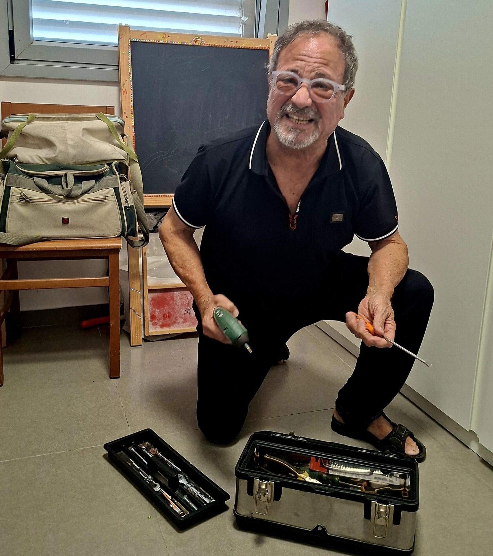 יוסקה רובין - עם יותר מאוסף של מברגים, מפתחות, פליירים ושאר כלי עבודה (צילום: רחלי אורבך)