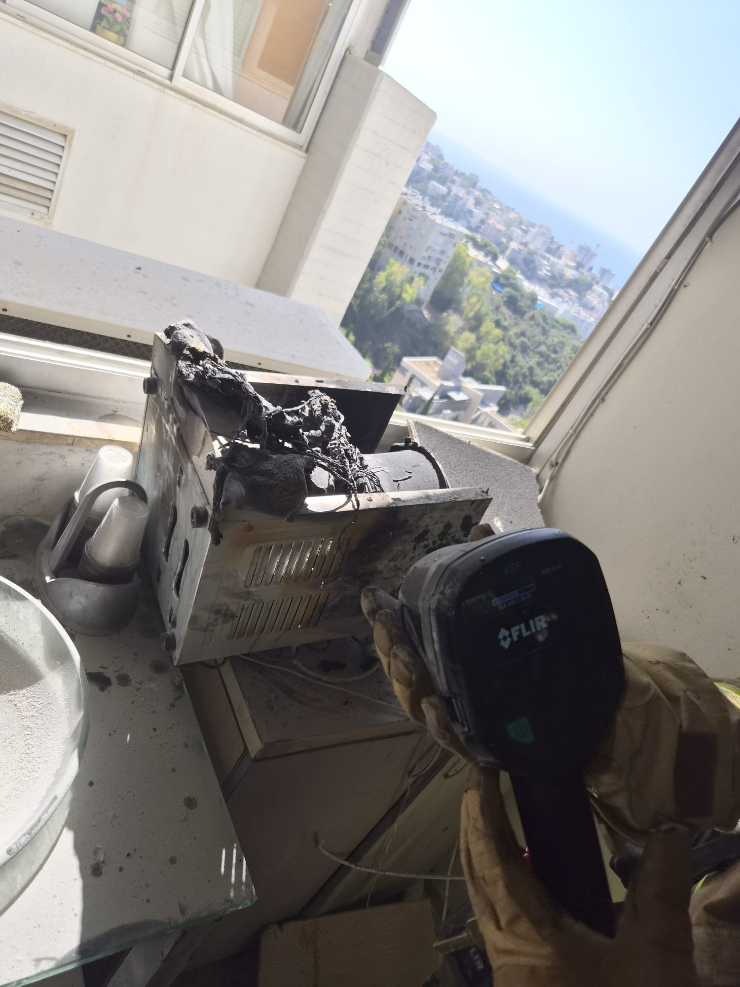 מכשיר סינון מים גרם לשרפה במבנה עסקים בחיפה - דוברות כבאות והצלה לישראל | מחוז חוף 22/10/26 (צילום: כבאות והצלה לישראל)