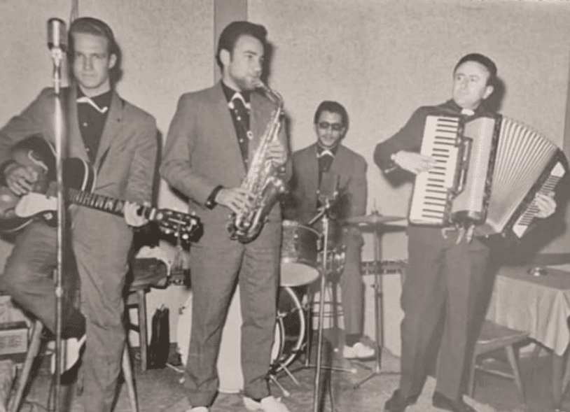 מועדון לילה 'אהרון כהן' על הרציף בכנרת. 1963 מימין: מגי, עבדכם ומאחור יוסי ג'ו זגורי (צילום: אילן סגל)