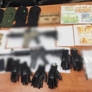 שני רובי סער, תחמושת ומזומנים נתפסו בפשיטה בדלית אל כרמל - מצ״ב תיעוד 23/10/26 (צילום: דוברות המשטרה)