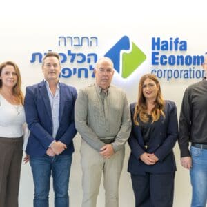 חדר מצב לגיוס עובדים לתעשיות הביטחוניות • חיפה כמרכז ארצי בתחום הדיפנס־טק מימין: חנן מרקוביץ מנכ"ל החברה הכלכלית, עינבל משש מנכ"לית שרות התעסוקה, דובי אמיתי יו"ר נשיאות המגזר העסקי, רני בנדר יו"ר החברה הכלכלית לחיפה, תא"ל במיל' אריאלה לזרוביץ', ראש מינהלת הדיפנסטק (צילום: מיכה בריקמן)