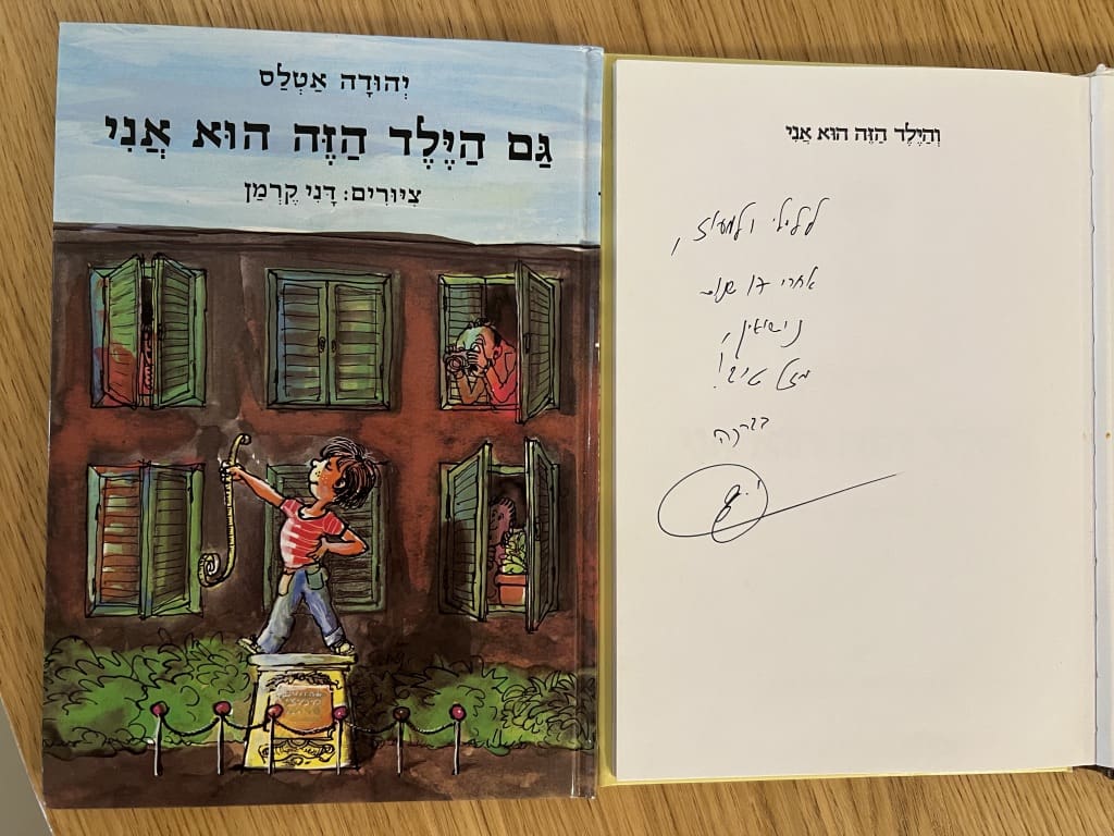פגישה בשבוע הספר בכיכר רבין עם יהודה אטלס הניבה שיחה קסומה וספרים חתומים (אלבום פרטי)