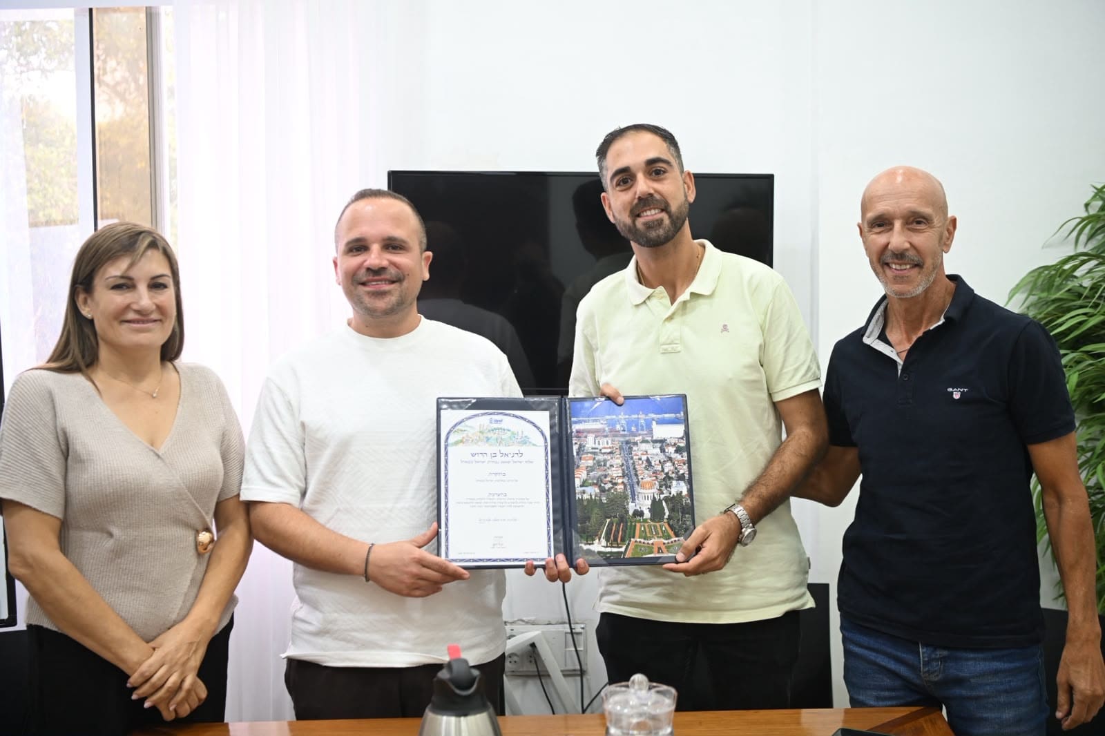 עיריית חיפה העניקה תעודת הוקרה לאלוף ישראל בפאדל, דניאל בן הרוש 26/10/26