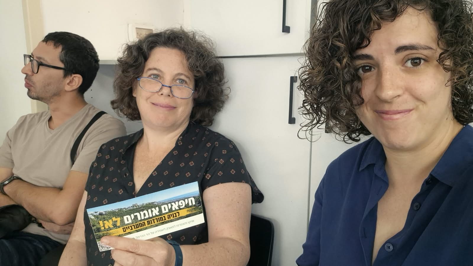 נועה בלטר והילה אסיה מעמותת ההר הירוק מחוץ לדיון היום (צילום: הילה אסיה)
