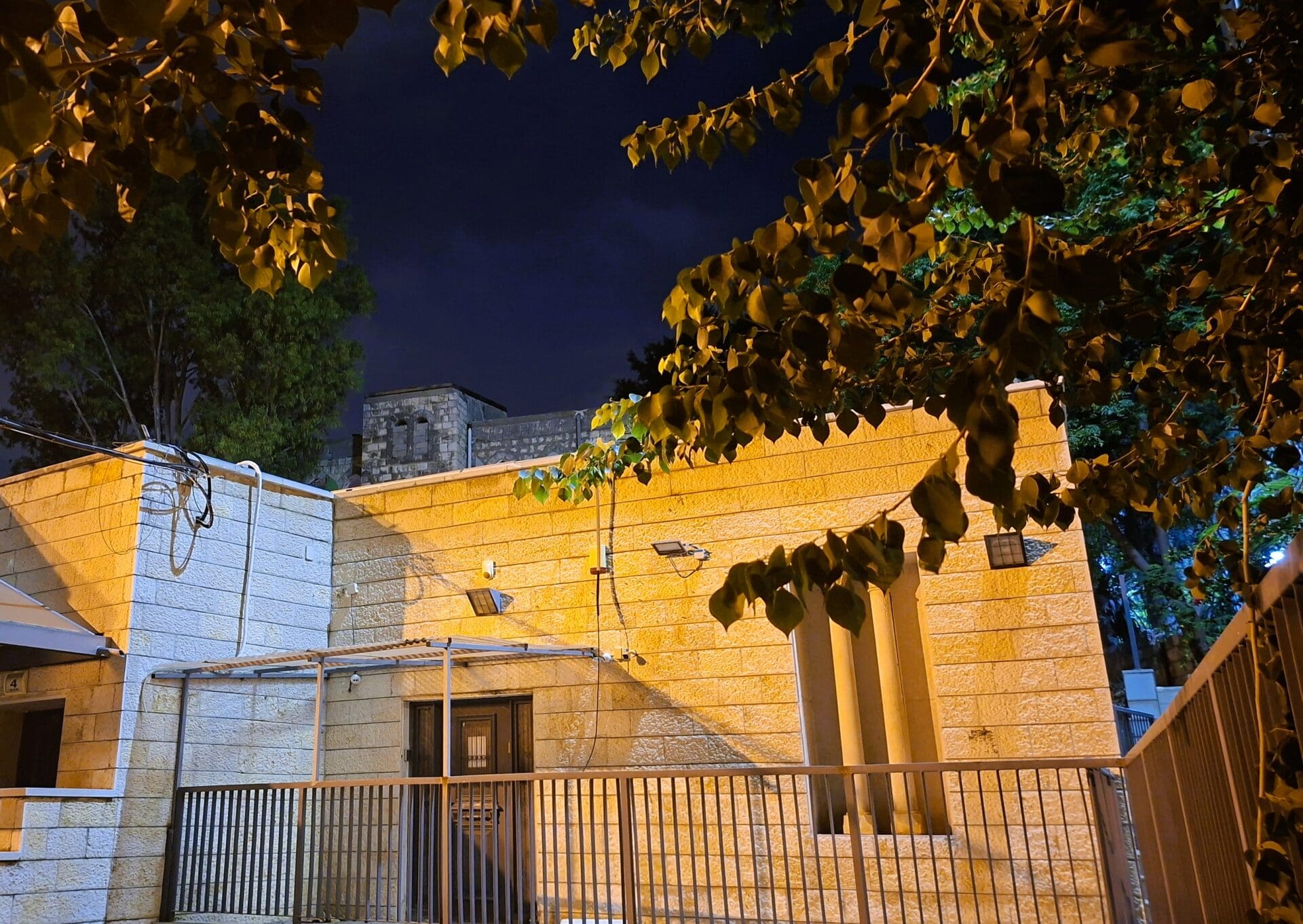 אזור שוק תלפיות - מרוץ היום נעצר, הטלפון הונח בצד ופשוט התאפשר זמן להקשיב (צילום: רחלי אורבך)