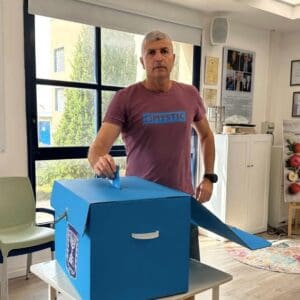 אחוז הצבעה גבוה ברחבי הארץ – בחיפה שיעור נמוך מהממוצע הארצי - ירון כרמי מצביע - הבחירות לכנסת - 27 באוקטובר 2026 27/10/26 (צילום: דוברות ועדת הבחירות המרכזית)