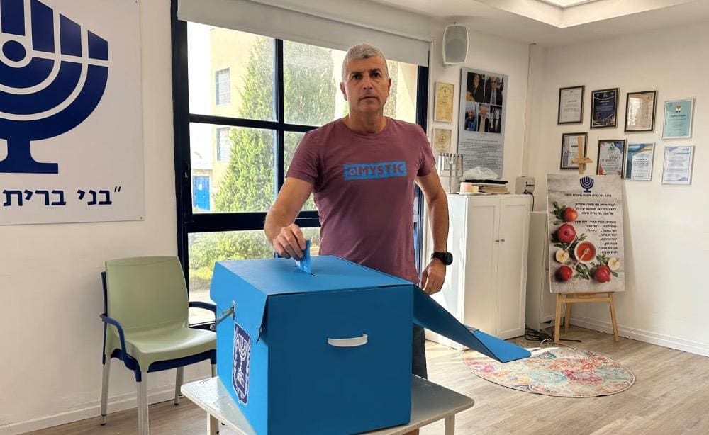 אחוז הצבעה גבוה ברחבי הארץ – בחיפה שיעור נמוך מהממוצע הארצי - ירון כרמי מצביע - הבחירות לכנסת - 27 באוקטובר 2026 27/10/26 (צילום: דוברות ועדת הבחירות המרכזית)
