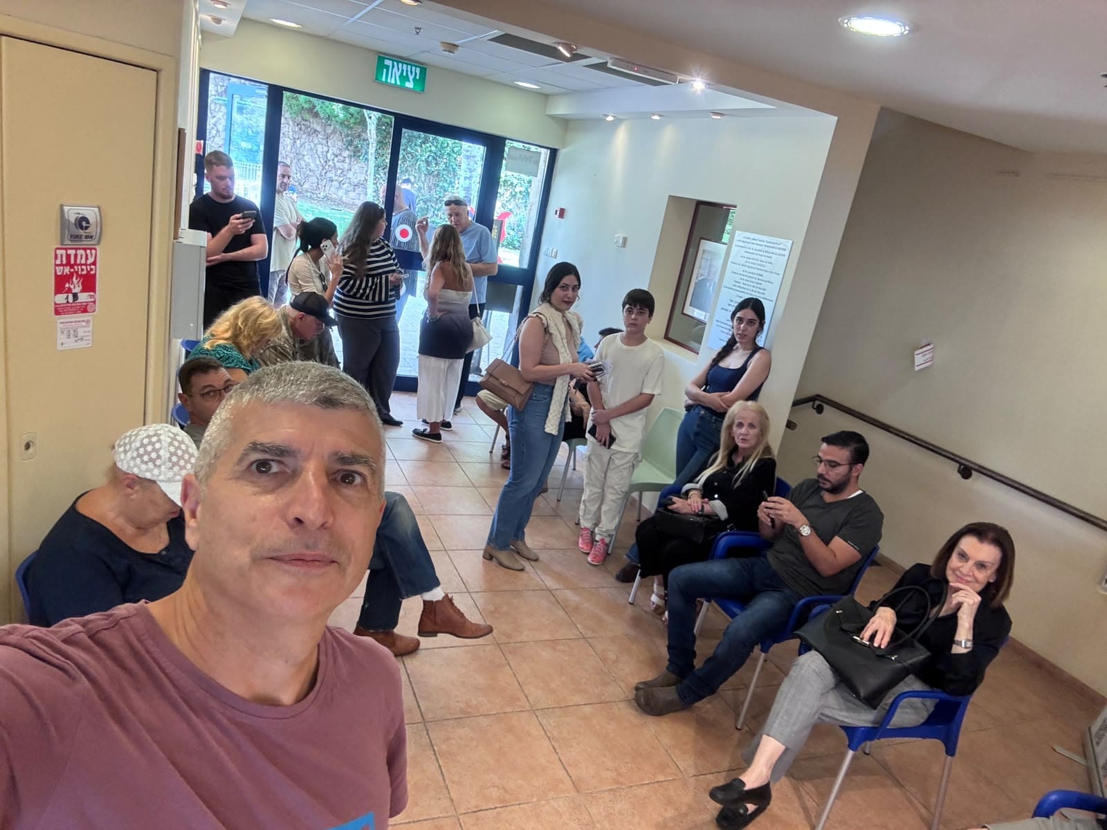 תור ארוך של כשעה בקלפי במרכז קריגר בחיפה - הבחירות לכנסת (צילום: ירון כרמי)