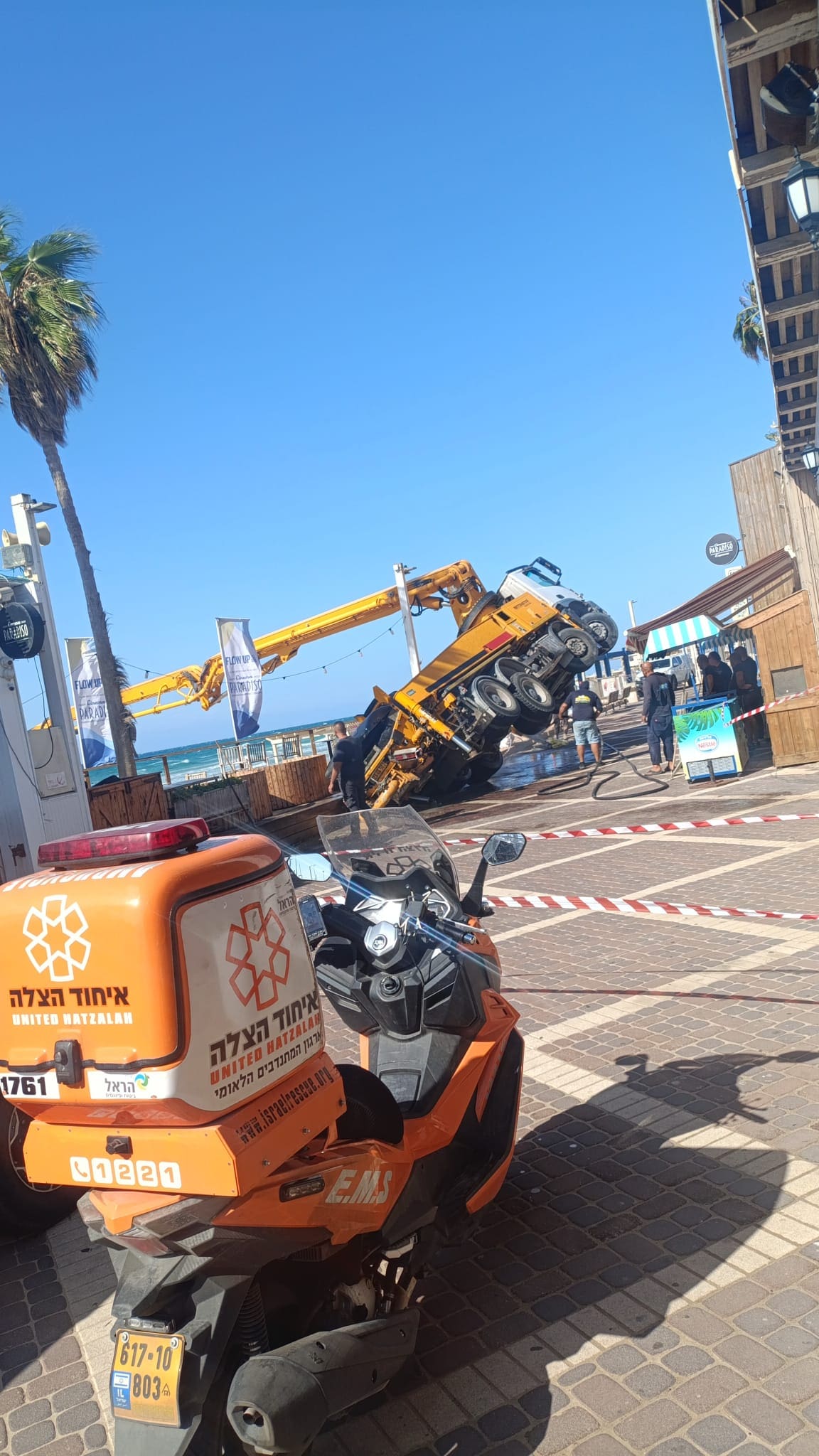 משאבת בטון התהפכה לצידה בחוף דדו בחיפה – ללא נפגעים 29/10/26 (צילום: איחוד הצלה)