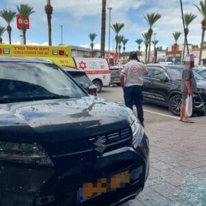 רכב התנגש בחנות במרכז מסחרי בחיפה – שתי נשים נפצעו 30/10/26 (צילום: תיעוד מבצעי מד״א)