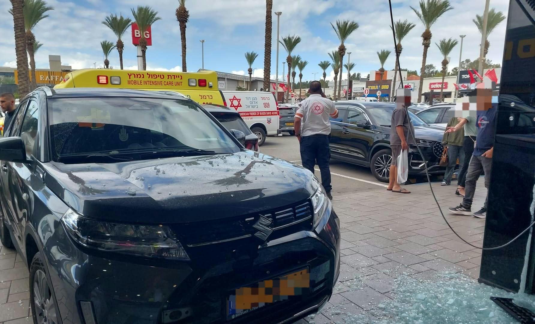 רכב התנגש בחנות במרכז מסחרי בחיפה – שתי נשים נפצעו 30/10/26 (צילום: תיעוד מבצעי מד״א)