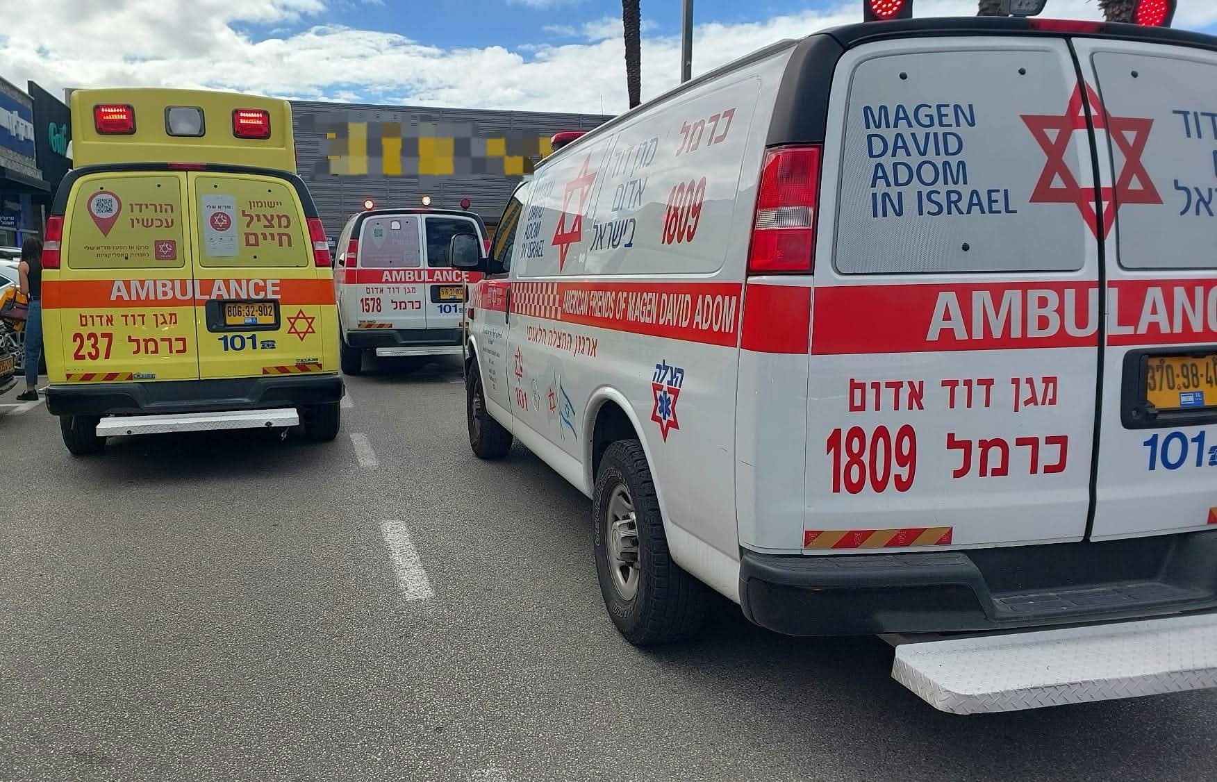 רכב התנגש בחנות במרכז מסחרי בחיפה – שתי נשים נפצעו 30/10/26 (צילום: תיעוד מבצעי מד״א)