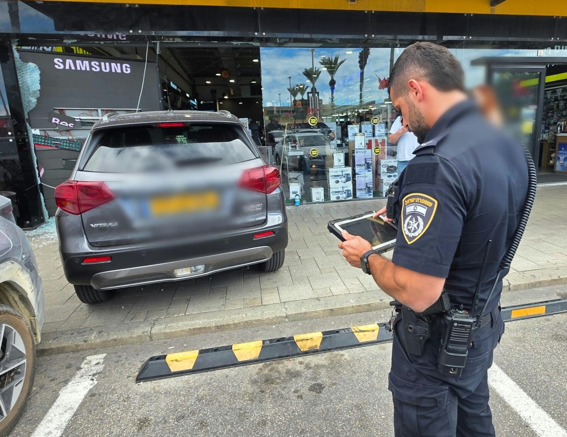 רכב התנגש בחנות במרכז מסחרי בחיפה – שתי נשים נפצעו (צילום: משטרת ישראל)